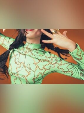 MANGO Green Chain Print Mock Neck Retro Statement Top S ⛓️💚✨
